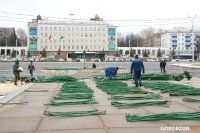 На площади Ленина в Уфе начали устанавливать главную новогоднюю елку