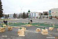 На площади Ленина в Уфе начали устанавливать главную новогоднюю елку