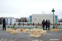 На площади Ленина в Уфе начали устанавливать главную новогоднюю елку