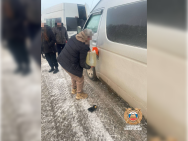 В Башкирии сотрудники ГИБДД помогли водителю минивэна, у которого закончилось топливо