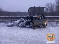 В Башкирии автомобиль врезался в грузовик, есть пострадавший