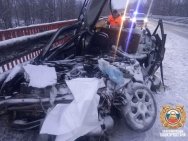 В Башкирии автомобиль врезался в грузовик, есть пострадавший