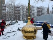 В Уфе на храм Кирилла и Мефодия установили купол с крестом