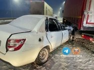 В Уфе автомобиль врезался в КамАЗ, есть пострадавший