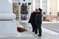 В Уфе Медведев, Комаров и Хабиров возложили цветы к памятнику генералу Шаймуратову