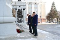 В Уфе Медведев, Комаров и Хабиров возложили цветы к памятнику генералу Шаймуратову