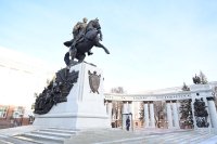 В Уфе Медведев, Комаров и Хабиров возложили цветы к памятнику генералу Шаймуратову