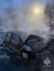 В Уфе на парковке возле жилого дома загорелись два автомобиля