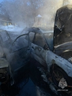 В Уфе на парковке возле жилого дома загорелись два автомобиля