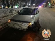 В Уфе водитель автомобиля сбил двух человек, внезапно выбежавших на дорогу