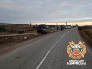 Один человек погиб и двое пострадали при опрокидывании автомобиля в Башкирии