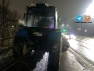 В Уфе водитель «Приоры» врезался в стоящий трактор: есть пострадавшие