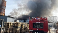 В Уфе предотвратили взрыв баллонов при пожаре в цехе по производству лодок