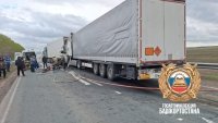 На трассе в Башкирии произошло массовое ДТП с фурами