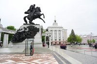 Глава Башкирии возложил цветы к памятнику Минигали Шаймуратова