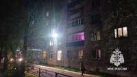 В Башкирии сотрудники МЧС спасли из горящей квартиры двух человек