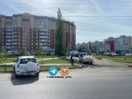 Два водителя пострадали в лобовой аварии в Уфе