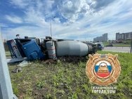 В Уфе опрокинулся грузовик: пострадал водитель