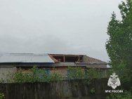 В двух районах Башкирии сильный ветер сорвал крыши домов