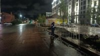 В Уфе сильный ветер повалил деревья