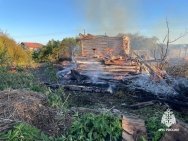 В Башкирии мужчина спас беременную жену и годовалую дочь из горящего дома