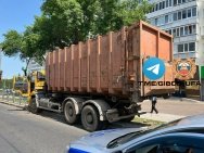 В Уфе грузовик протаранил ограждение