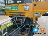 В Уфе грузовик протаранил ограждение