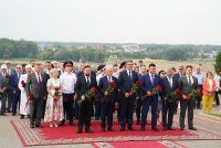 Радий Хабиров возложил цветы к четырем памятникам