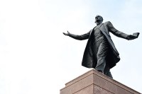 Радий Хабиров возложил цветы к четырем памятникам