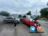 «Потерял управление»: в Уфе грузовик протаранил четыре автомобиля