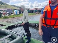 В Башкирии спасатели эвакуировали 16-летнего парня с поврежденной лодки
