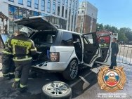 «Повредил забор и скрылся»: стала известна причина возгорания джипа в центре Уфы