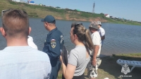 В Башкирии спасатели достали из воды тонущую женщину