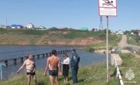В Башкирии спасатели достали из воды тонущую женщину