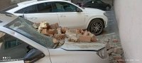 В Уфе на два автомобиля обрушилась кирпичная кладка