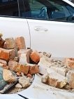 В Уфе на два автомобиля обрушилась кирпичная кладка
