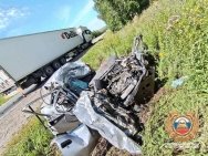 В Башкирии в страшной аварии с грузовиком погиб водитель иномарки