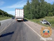 В Башкирии в страшной аварии с грузовиком погиб водитель иномарки