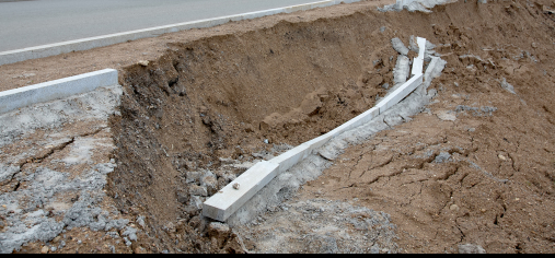 Обвал грунта на тротуаре Зининского путепровода в Уфе
