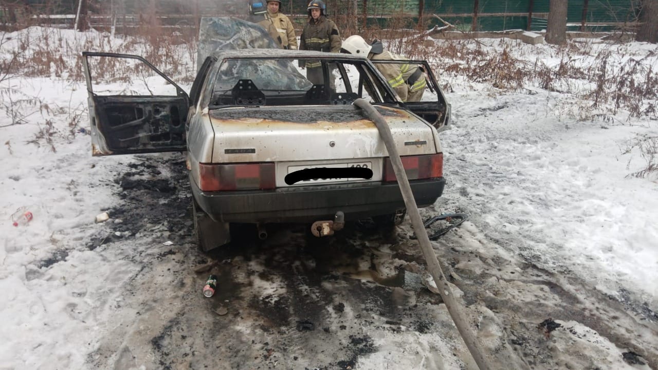 В Уфе мужчина оказался заперт в охваченной огнем машине